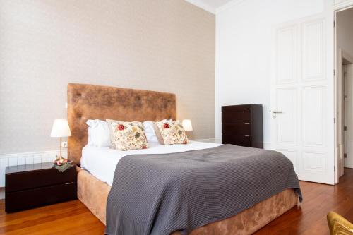 Aurora Heights Apartment by LovelyStay