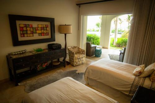 een slaapkamer met twee bedden en een tafel met een lamp bij Tortuga Bay TBB 2102 in San José del Cabo