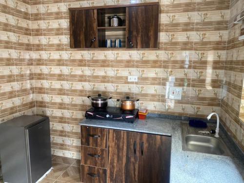 cocina con encimera con ollas y sartenes en Comfort Luxury Serviced Apartments Owerri, en Owerri