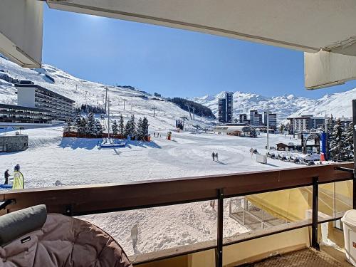 a view of a ski slope from a balcony at Résidence Lac du Lou - Les Ménuires in Les Menuires