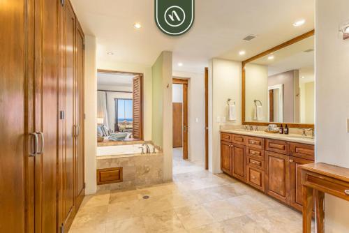 ein Badezimmer mit zwei Waschbecken und einem großen Spiegel in der Unterkunft New 2 BR Condo in San Jose - Pool - Tennis in San José del Cabo