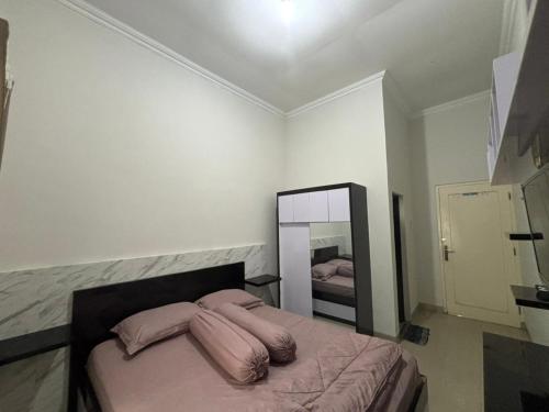 Ένα ή περισσότερα κρεβάτια σε δωμάτιο στο Karenra Guest House di Pusat Kota, Dengan 3 Kamar