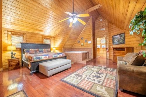 Un dormitorio con una cama y un ventilador de techo. en Above it All, en Pigeon Forge