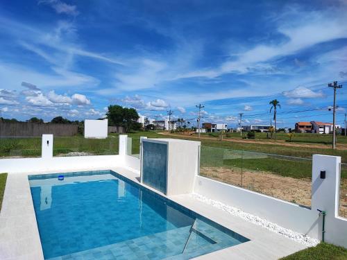 a swimming pool in the middle of a yard at Arena cielo y mar in Santa Cruz de la Sierra