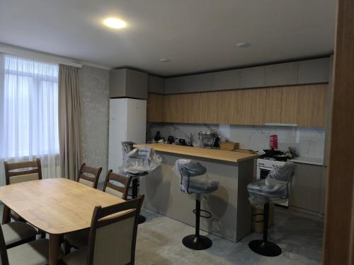 Hostel Cozy House في Sioni: مطبخ مع طاولة وكرسيين وكاونتر