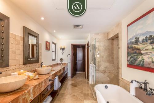 Ένα μπάνιο στο Villa with Private Pool & Patio in Cabo