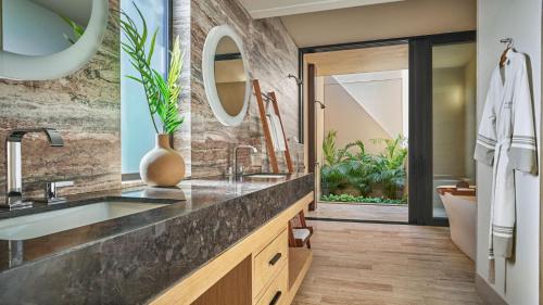 un baño con lavabo y espejo en Arensis, en Cedro