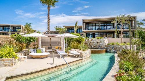 Una vista exterior de una casa con piscina. en Arensis, en Cedro