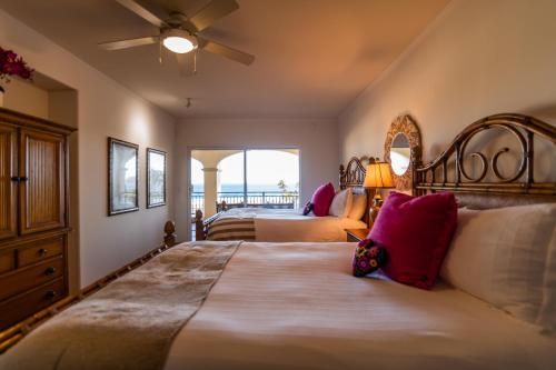 ein Schlafzimmer mit Bett und Blick auf das Meer in der Unterkunft Las Mañanitas LM E3302 in San José del Cabo