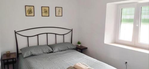 a bedroom with a bed and a window at Casa Rural Galaroza La Bella in Galaroza