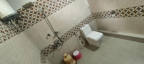 Traditional 4 Bedroom Villa - Sukun Heritage في كانور: حمام صغير مع مرحاض في الغرفة