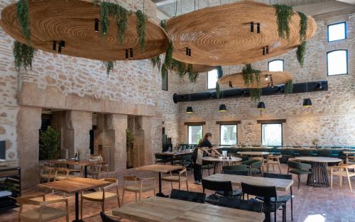 ムンカーダにあるTradere Hotel Boutiqueの食卓に座る者
