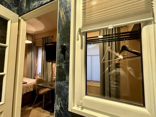 una ventana en una habitación con un dormitorio en Traditional Narva House - Triumvirate 6, en Narva