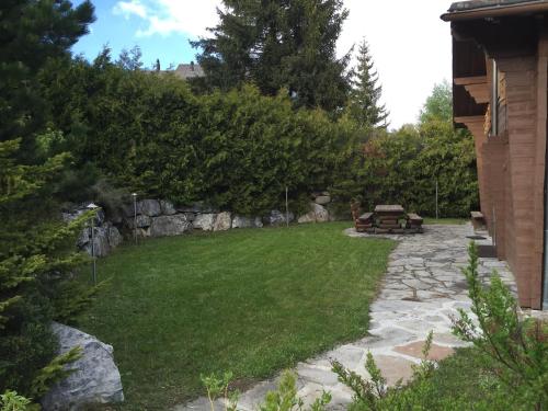 O grădină în afara Chalet Beau-Site Anzère