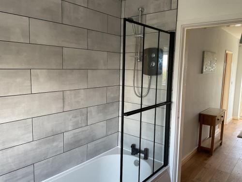 Bilik mandi di Summerfield Bungalow