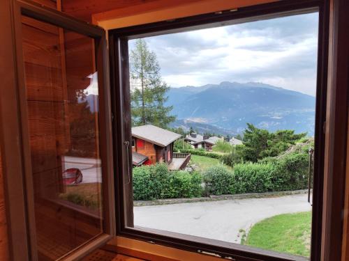 O vedere generală la munți sau o vedere la munte luată de la acest chalet