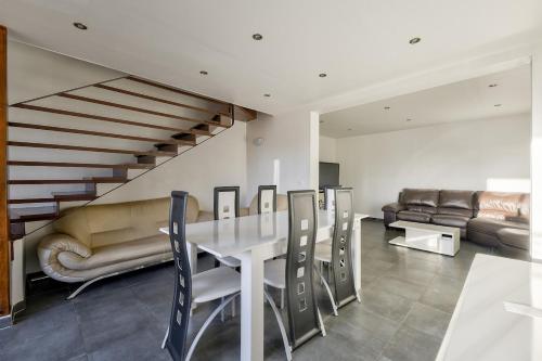 Cosy 5BR house with a lovely terrace