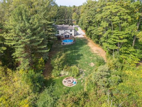 una vista aérea de una casa con piscina en Off The Hook Spacious Home with Pool Firepit Large Yard, en South Haven
