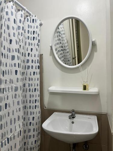 ein Badezimmer mit Waschbecken und Spiegel in der Unterkunft Camella Northpoint in Davao City