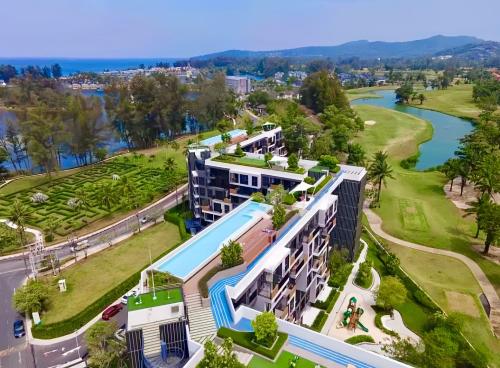 Laguna PhuketにあるBangTao Beach Rooftop Seaview Laguna Pool Condo 2bedrooms 2bathroomsのプールのあるリゾートの航空写真