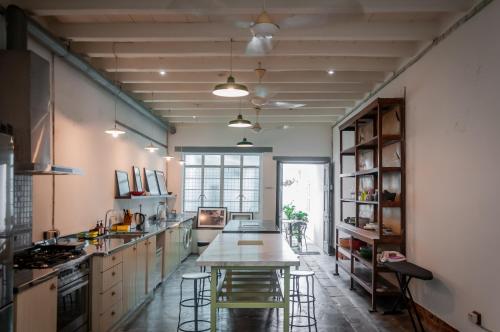 Køkken eller tekøkken på Aayu Heritage - Heritage Home in Stewart Lane