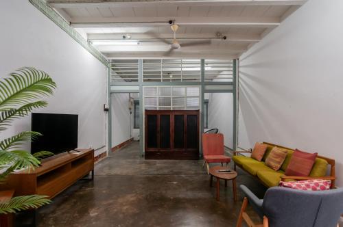 Et tv og/eller underholdning på Aayu Heritage - Heritage Home in Stewart Lane