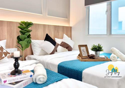 a hotel room with two beds in a room at Amber Cove l Luxury Suites 2BR l 6-9pax l GamesRoom l City Centre l Jonker St l Encore l Playground by Jay Stay in Melaka