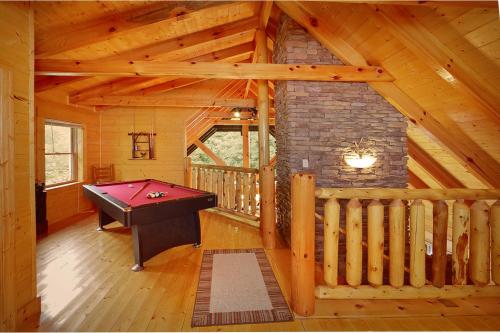 Zimmer mit Billardtisch in einer Hütte in der Unterkunft Magic Moments Holiday home in Gatlinburg