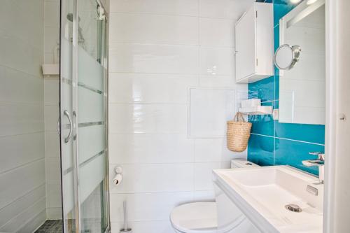 a bathroom with a shower and a sink at Appartement classé 2 étoiles à Cabourg - Proche plage et centre-ville in Cabourg