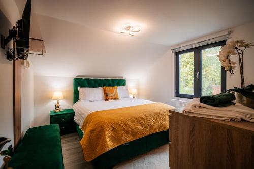 a bedroom with a bed and a window at Casa Familiei Dambovicioara in Podu Dîmboviţei