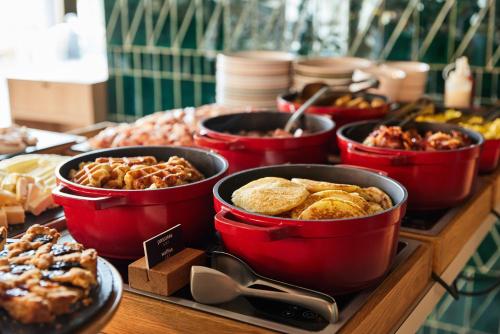 Un buffet de diferentes tipos de comida en una mesa. en The Social Hub Barcelona Poblenou, en Barcelona