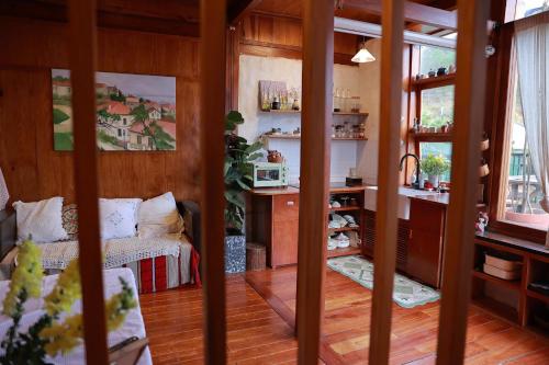 sala de estar con paredes de madera y suelo de madera en Cottown homestay, en Khu Chi Lăng