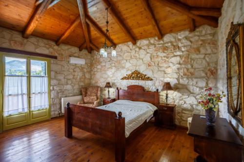 Ένα ή περισσότερα κρεβάτια σε δωμάτιο στο Villa Faidra