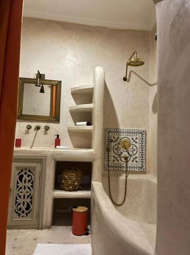 a bathroom with a shower and a sink at Riad Birdy, Charmant et privatif, Piscine, Rooftop, 6 suites, 2 salons, Wifi in Marrakesh