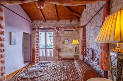 une chambre avec un lit, une table et une lampe dans l'établissement Villa Carolina, à Áyios Dhimítrios