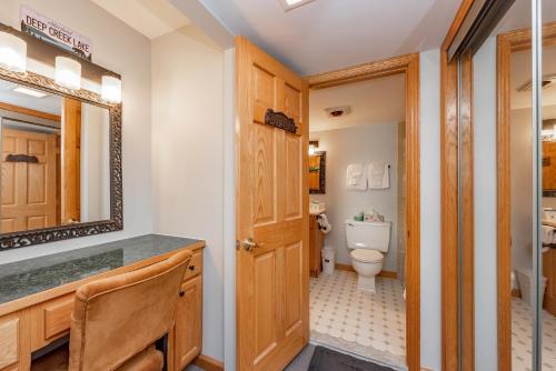 ein Badezimmer mit Toilette und Spiegel in der Unterkunft 302B One Bedroom One Bath in Thayerville