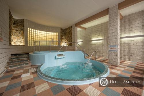 eine Whirlpool-Badewanne in der Mitte eines Gebäudes in der Unterkunft 501F Three Bedroom Two Bath in Thayerville