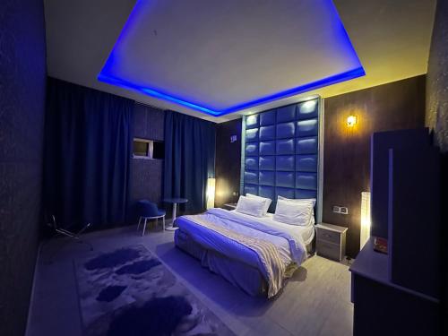 Ένα ή περισσότερα κρεβάτια σε δωμάτιο στο شقق في بلجرشي