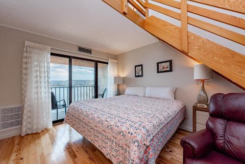 ein Schlafzimmer mit einem Bett und einer Treppe in der Unterkunft 501F Three Bedroom Two Bath in Thayerville