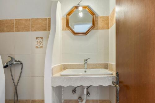 un baño con lavabo y espejo en Hotel Glaros Karpathos, en Diafani
