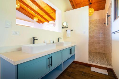 Un baño de New-gated-panoramic Sunset Ocean View-pool-4 Suite