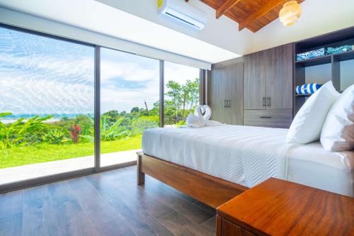 Una cama o camas en una habitación de New-gated-panoramic Sunset Ocean View-pool-4 Suite