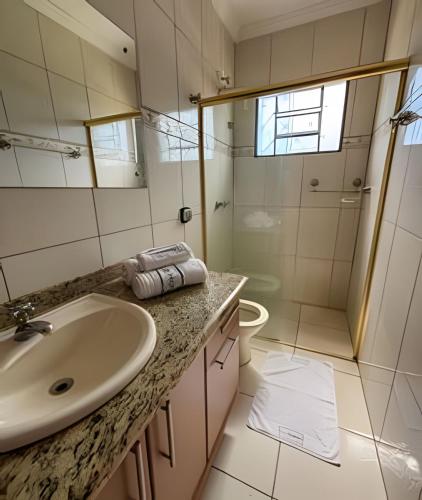 a bathroom with a sink and a shower at Chácara c/piscina, área para eventos e 4 quartos in Ribeirão Preto