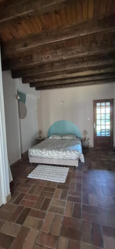 a bedroom with a bed in the corner of a room at Studio Rosanos vue sur lac in Saint-Vaury