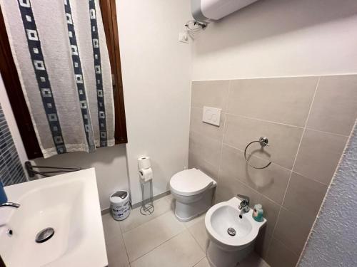Un baño pequeño con inodoro y lavabo. en Casa Smeraldo, en Cavo