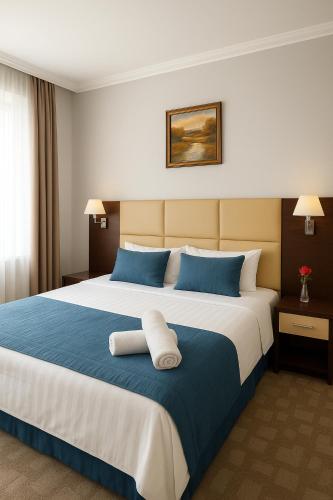 Ένα ή περισσότερα κρεβάτια σε δωμάτιο στο Tanzharyk Hotel