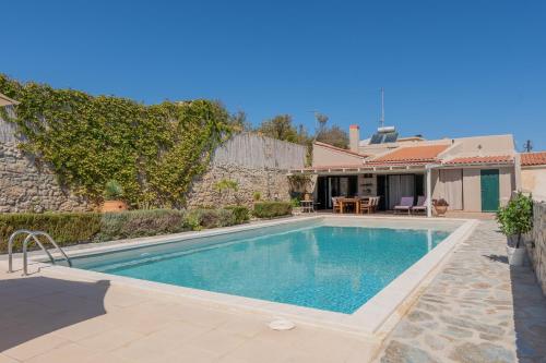 Πισίνα στο ή κοντά στο Villa Helidona with Private Pool