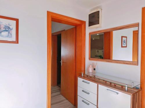 baño con espejo y puerta de madera en Zagreb, Apartman Jezz, en Zagreb