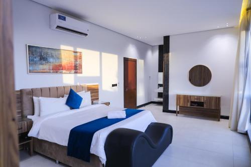 Giường trong phòng chung tại The Land Resort