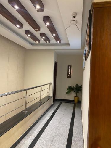 un pasillo de un edificio de oficinas con una planta en Sun City Hotel, en El Cairo